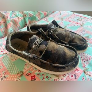 Youth size 6/ladies size 7 camo hey dudes